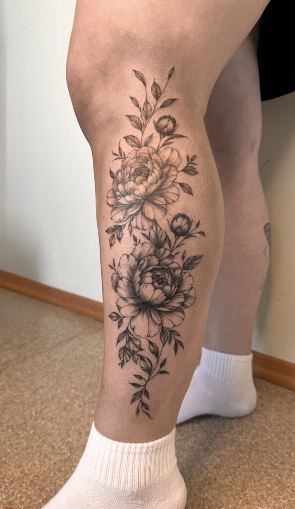 Тату півонії на гомілці — Skaty.Tattoo