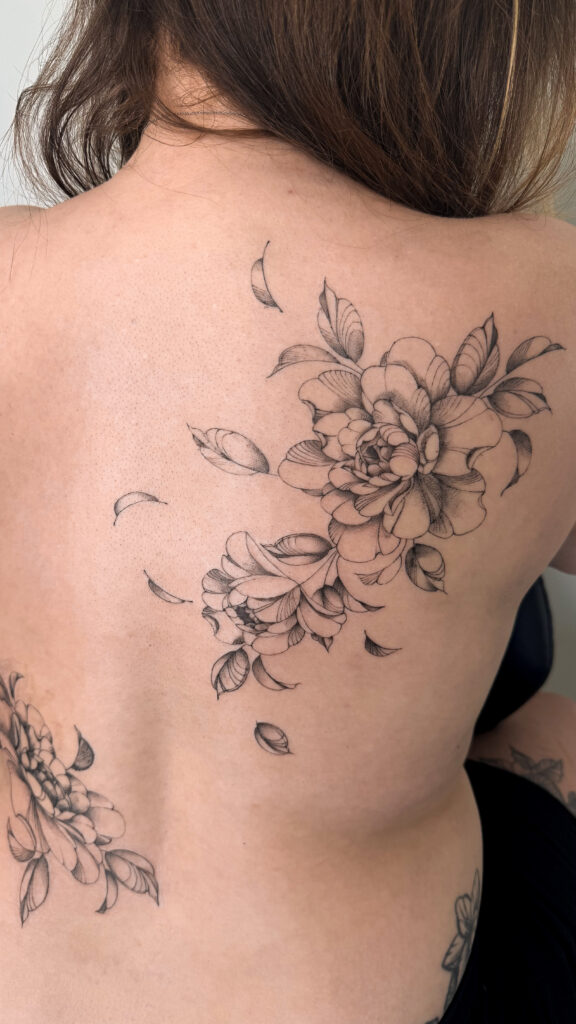 Тату квіти з пелюстками на лопатці — Skaty.Tattoo