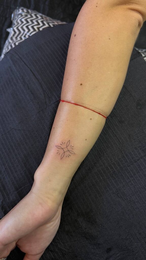Геометричний символ тату на руці — Skaty.Tattoo