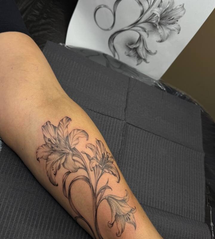 Тату лілії на нозі — робота учениці Skaty.Tattoo