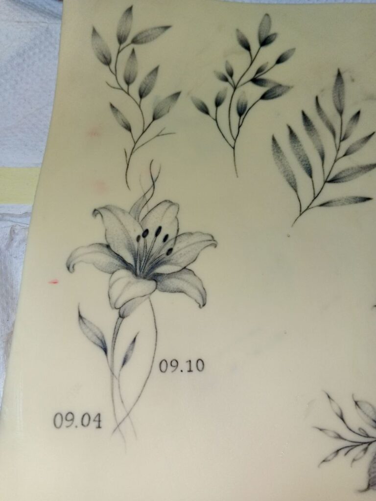 Практика тату лілії та гілок на штучній шкірі — Skaty.Tattoo
